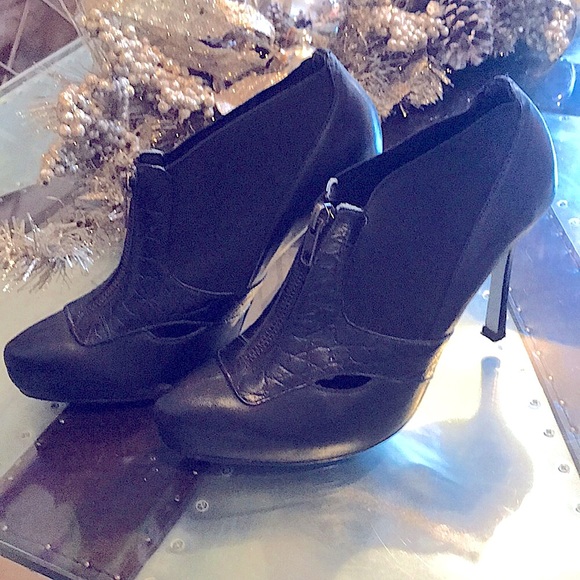 BRUNO MENEGATTI black ankle bootie heel size 7 - Picture 2 of 8